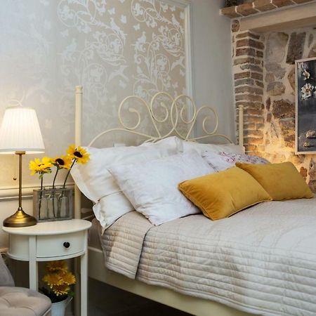 Studio Yellow Flower โรวีน ภายนอก รูปภาพ