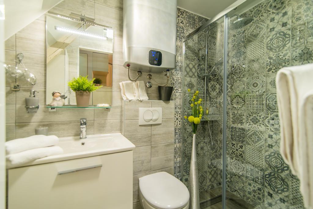 Studio Yellow Flower โรวีน ภายนอก รูปภาพ