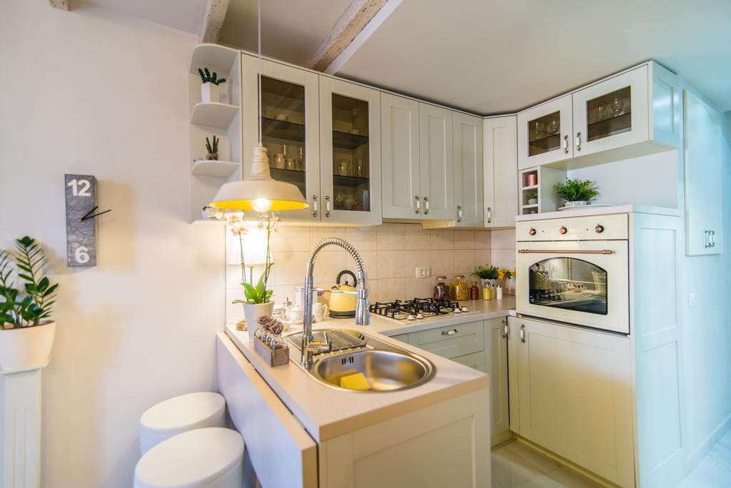 Studio Yellow Flower โรวีน ภายนอก รูปภาพ