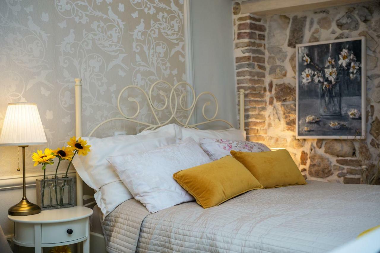 Studio Yellow Flower โรวีน ภายนอก รูปภาพ