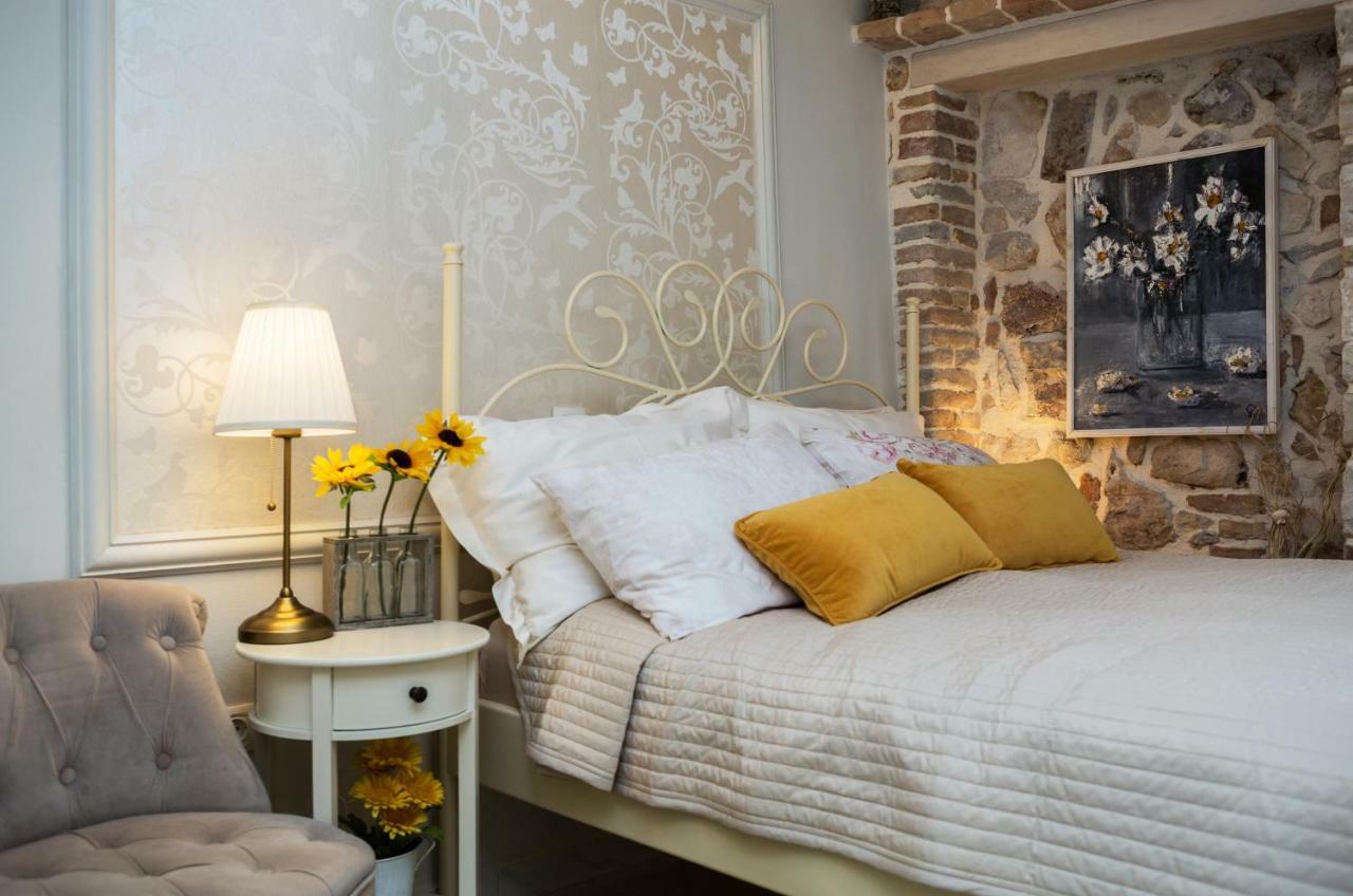 Studio Yellow Flower โรวีน ภายนอก รูปภาพ