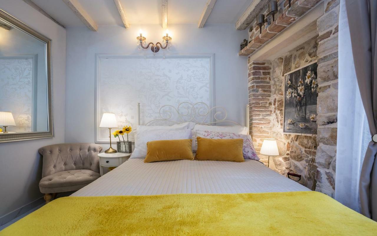 Studio Yellow Flower โรวีน ภายนอก รูปภาพ