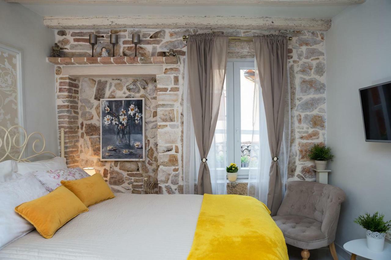 Studio Yellow Flower โรวีน ภายนอก รูปภาพ