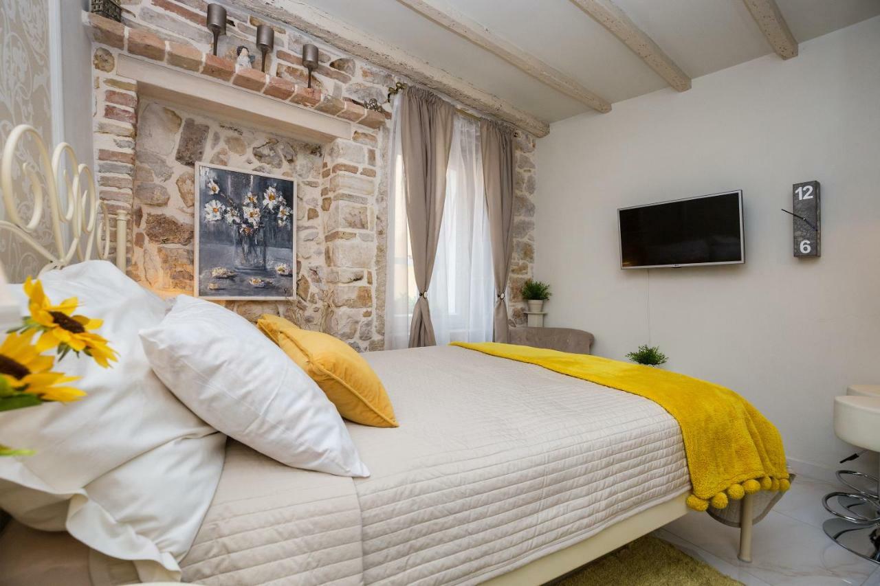 Studio Yellow Flower โรวีน ภายนอก รูปภาพ